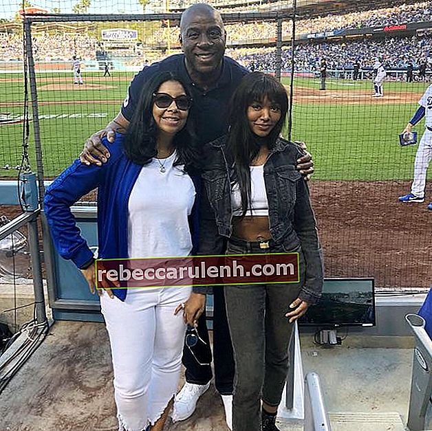 Magic Johnson avec sa femme Cookie Johnson (à gauche) et sa fille Elisa Johnson lors du match de baseball des Dodgers de Los Angeles en 2018