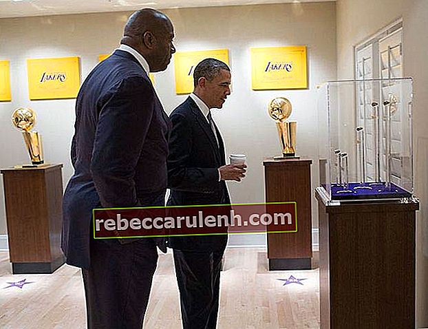 Барак Обама в стаята за трофеи в дома на Меджик Джонсън в Бевърли Хилс, Калифорния през ноември 2013 г.