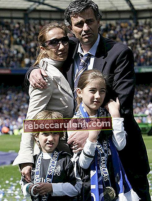 Жозе Моуриньо със съпругата си Тами и децата им, след като спечели титлата в лигата през 2005 г.