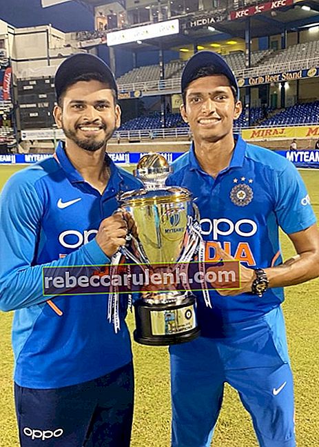 Navdeep Saini с индийския играч на крикет Shreyas Iyer след завършването на двустранна серия през август 2019 г.