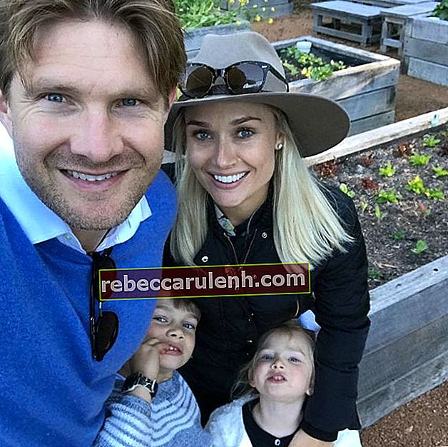 Shane robi sobie selfie z żoną Lee Furlong oraz dziećmi Williamem i Matildą w październiku 2018 roku