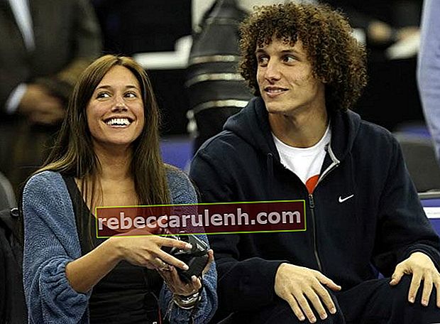 David Luiz regarde un match de basket à l'O2 Arena avec sa petite amie Sara Madeira en 2011