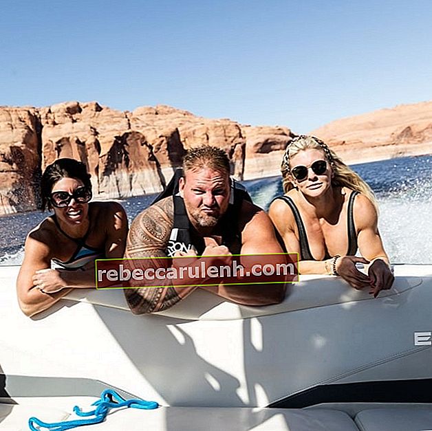 Brooke Ence come si vede in una foto scattata con The Muscle e Dana Linn Bailey nel settembre 2020