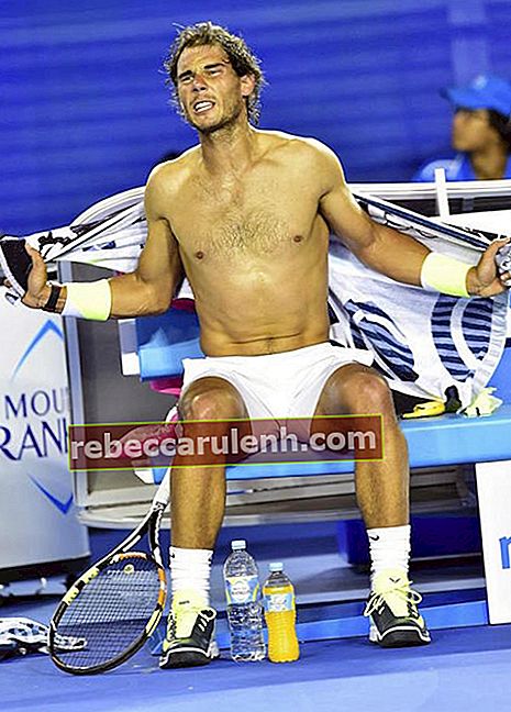 Rafael Nadal a torso nudo durante gli Australian Open 2015
