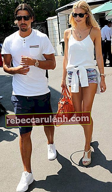 Sami Khedira et Lena Gercke lors de la finale masculine lors des championnats de tennis de Wimbledon à Londres en juillet 2013