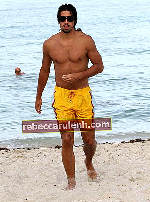 Сами Хедира без риза на плажа в Маями на 12 юли 2012 г.