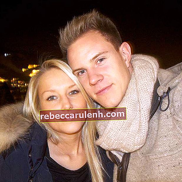 Marc-Andre Ter Stegen mit Daniela Jehle im Jahr 2014, nachdem Ter Stegen einen Vertrag mit dem FC Barcelona unterschrieben hatte