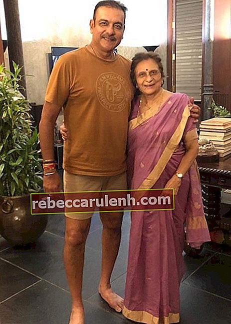 Рави Шастри, както се вижда на снимка с майка му, направена в деня на нейния 80-и рожден ден през ноември 2019 г.