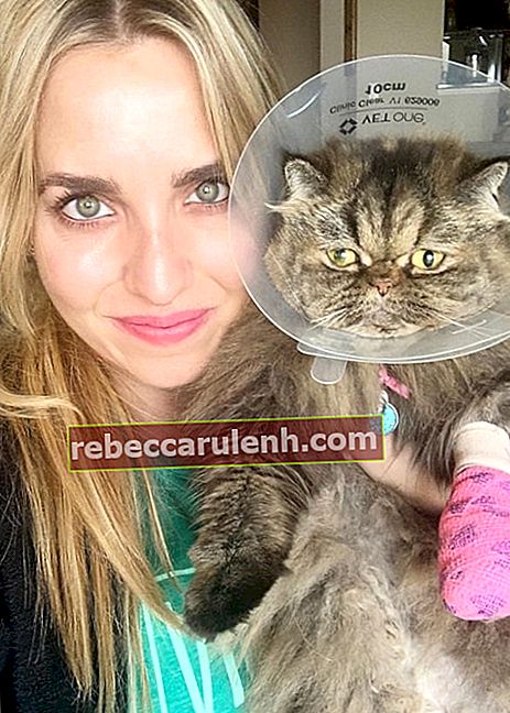 Brittany Force in einem Selfie mit ihrer Katze Stormy im März 2020