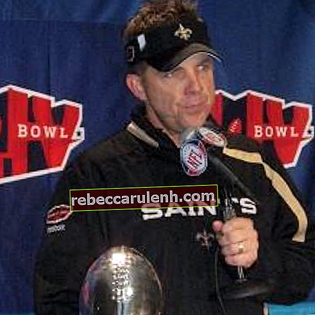 Sean Payton z Lombardi Trophy po zwycięstwie Świętych w Super Bowl XLIV w lutym 2010
