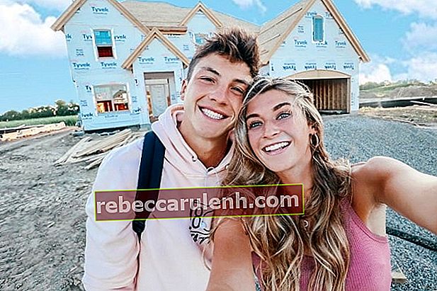 Josh Brueckner gesehen, während er in einem Selfie zusammen mit Katie Betzing in Los Angeles, Kalifornien, USA im August 2019 lächelte