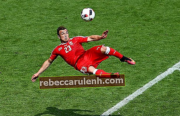 Хердан Шакири забивает легендарный гол для своей страны, Швейцарии, в ворота Польши во время ЕВРО-2016 25 июня 2016 г.