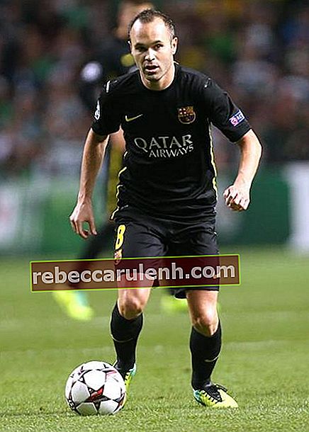 Andres Iniesta drybluje piłkę