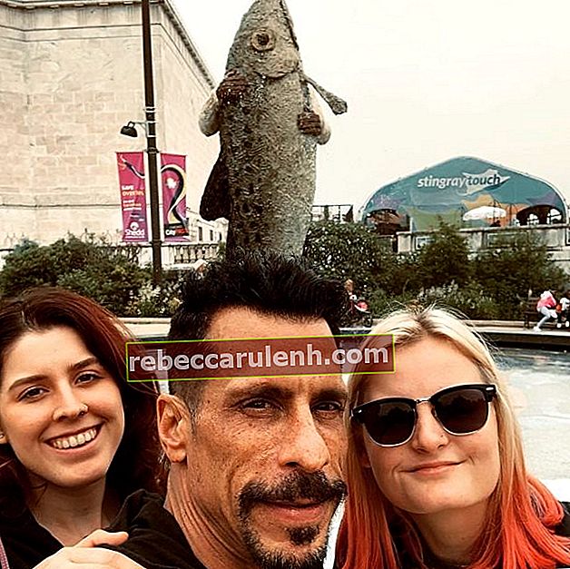 Danny si fa un selfie con le figlie Vega e Chance allo Shedd Aquarium nel giugno 2019