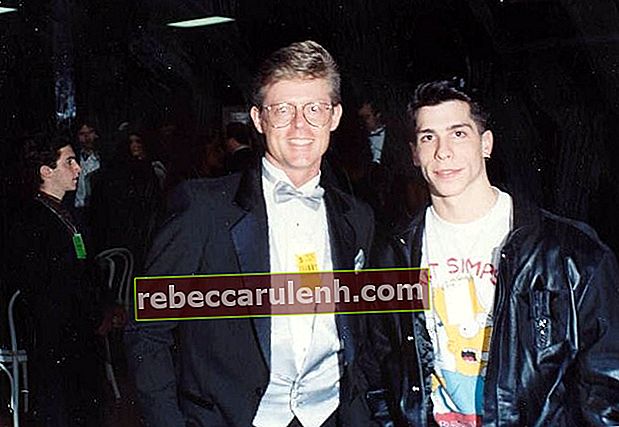 Дани Ууд позира с Алън Лайт зад кулисите по време на наградите Грами през 1990 г.