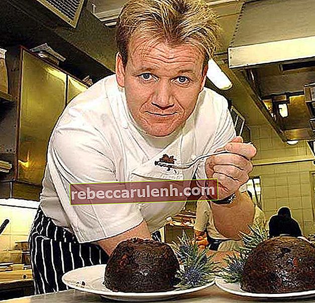 Gordon Ramsay zeigt Schokoladenkuchen im Jahr 2010