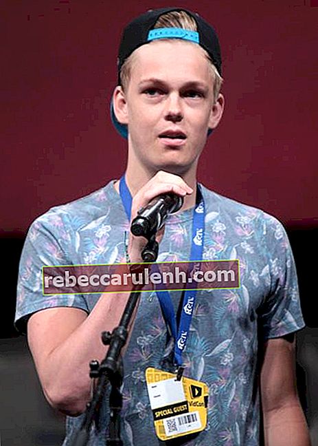 Caspar Lee s'exprimant à la VidCon en juin 2014