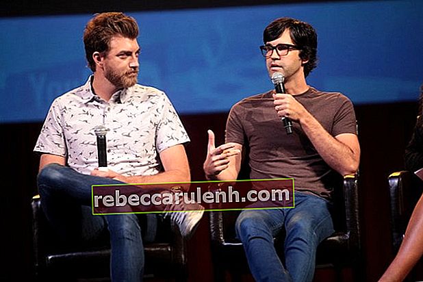 Link Neal (à droite) et Rhett McLaughlin s'exprimant à la VidCon 2014