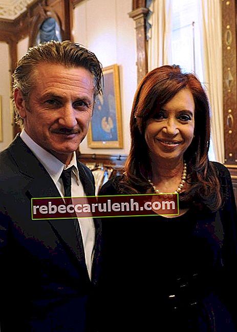 Шон Пен позира с бившия президент на Аржентина Кристина Фернандес през февруари 2012 г.