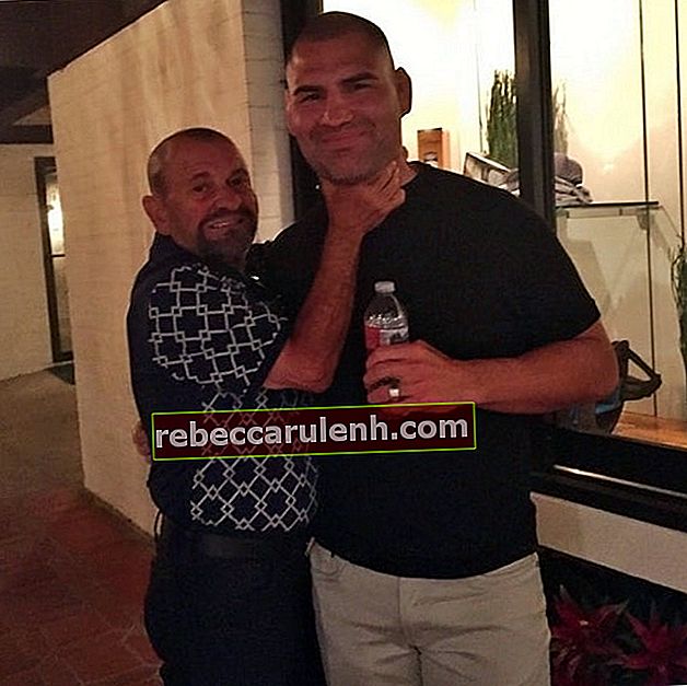 Joe Pesci con l'ex campione dei pesi massimi UFC, Cain Velasquez