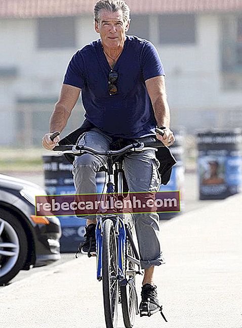 Pierce Brosnan à vélo