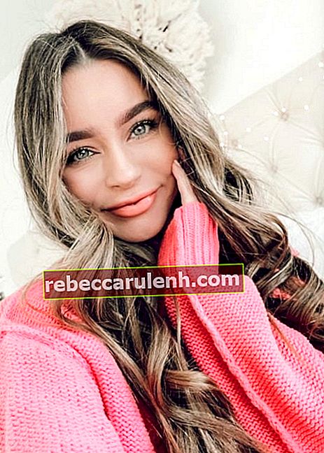 Sierra Furtado vue en prenant un selfie dans un joli pull en janvier 2019