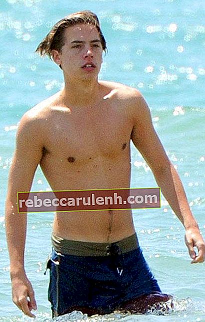 Коул Спроус без риза на италианския плаж през 2014 г.