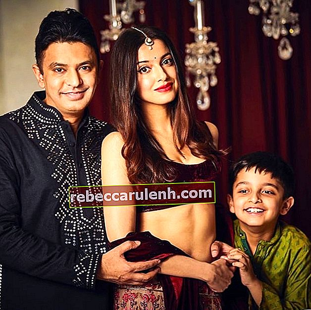 Дивя Хосла Кумар на снимка на Дивали със семейството си през октомври 2019 г.