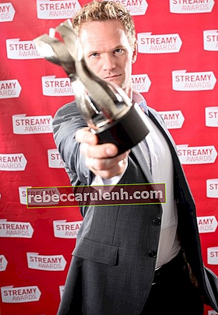 Neil Patrick Harris posiert mit einer Trophäe beim 1. Streamy Award im März 2009