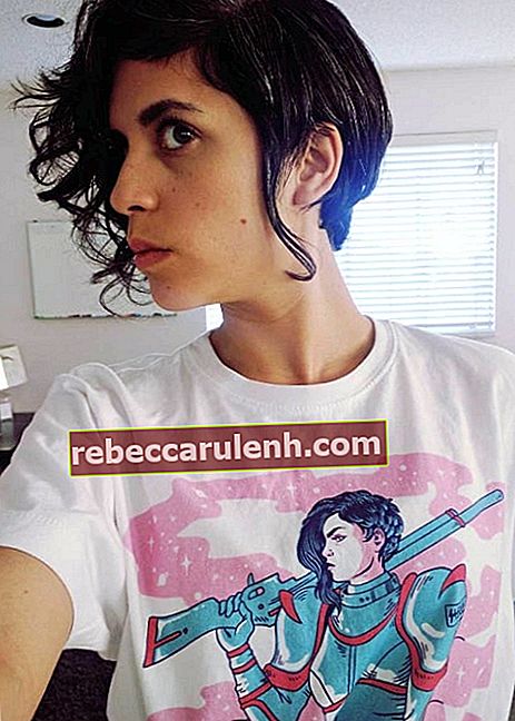 Ashly Burch dans un selfie en août 2016 portant un t-shirt avec une image similaire à elle imprimée dessus