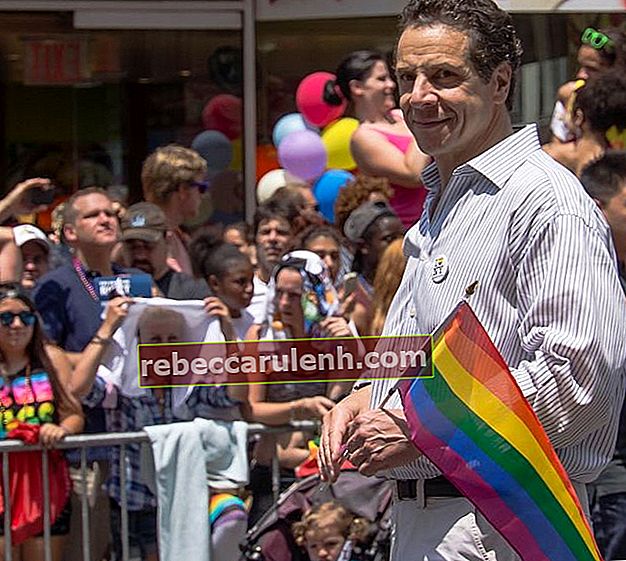 Андрю Куомо е видян да присъства на гей прайда в Ню Йорк през 2013 г.