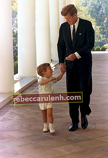 Джон Ф. Кенеди-младши с баща си Джон Ф. Кенеди в Белия дом през 1963 г.