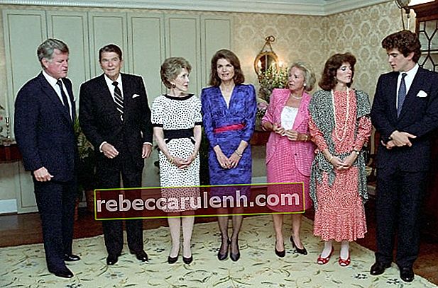 Отляво - Тед Кенеди, Роналд Рейгън, Нанси Рейгън, Жаклин Кенеди Онасис, Етел Кенеди, Каролайн Кенеди и Джон Ф. Кенеди-младши на прием за Фондация Библиотека Джон Ф. Кенеди през 1985 г.