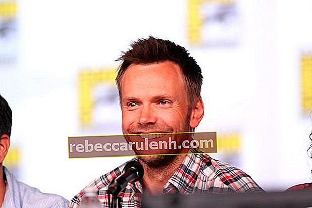 Joel McHale s'exprimant au San Diego Comic-Con International 2012 en Californie
