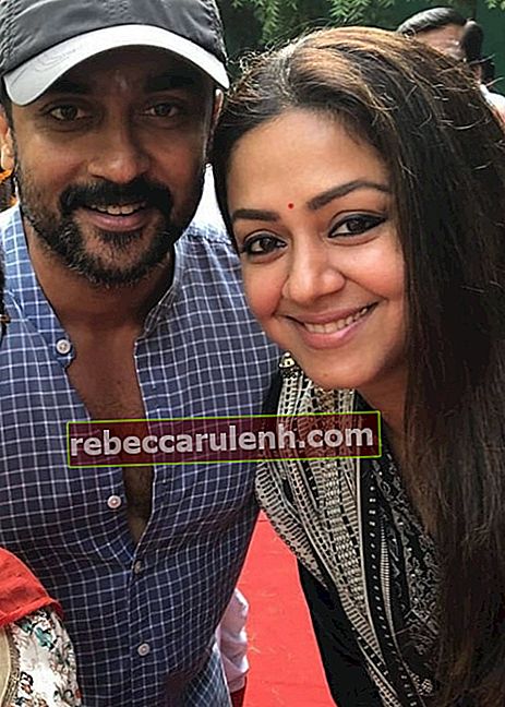 Jyothika come si vede in una foto scattata con il marito, l'attore Suriya, a Chennai, in India, nel novembre 2019