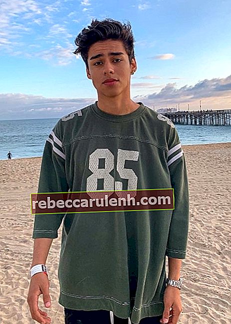 Andrew Davila alors qu'il posait pour la caméra pendant son séjour à la plage en mai 2019