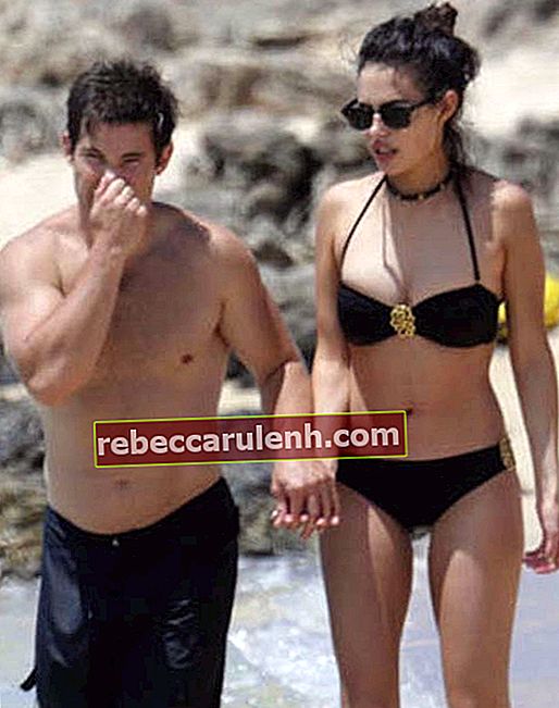 Adam DeVine avec sa petite amie sur une plage d'Hawaï en mai 2015