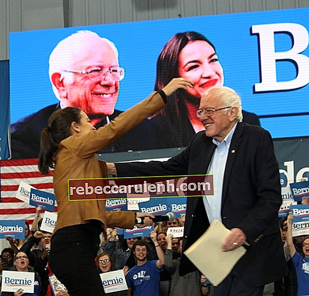 Alexandria Ocasio-Cortez und Senator Bernie Sanders bei einer Kundgebung in Council Bluffs, Iowa im November 2019