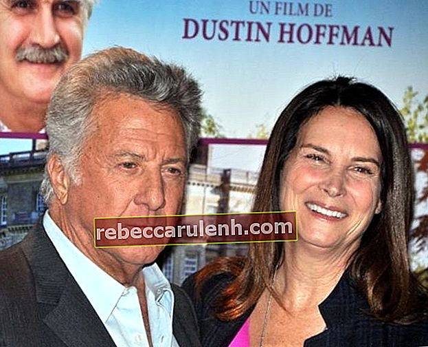 Дъстин, видян със съпругата си Лиза Хофман по време на френската премиера на квартет през 2013 г.