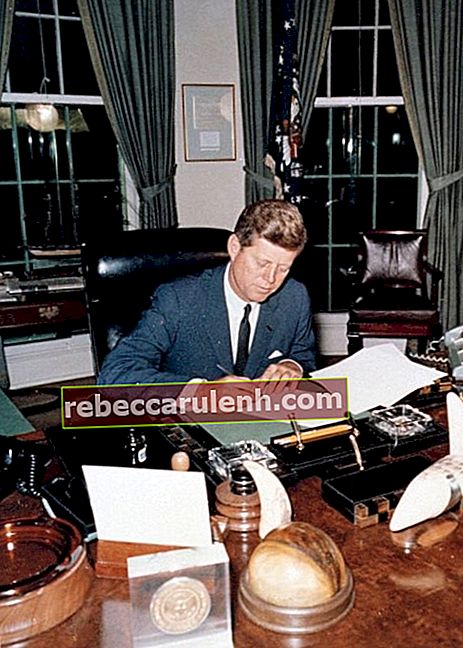 John F.Kennedy photographié lors de la signature de la Proclamation d'interdiction de la livraison d'armes offensives à Cuba au bureau ovale le 23 octobre 1962