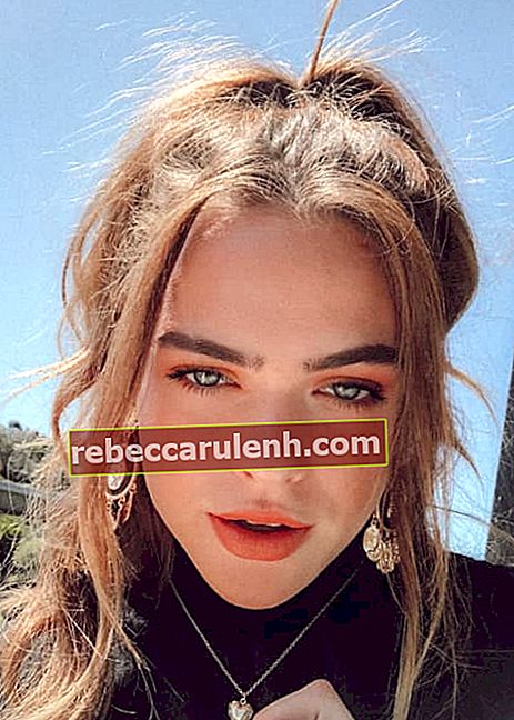 Summer McKeen популяризира колекцията Sephora в селфи в Instagram, както се вижда през април 2018 г.