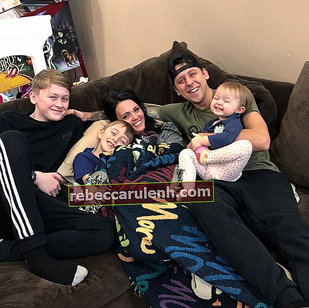 Ноа Атууд (ъгъл вляво), усмихнат на снимка заедно със семейството си през март 2019 г.