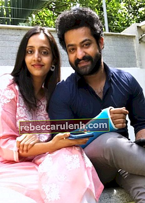 Jr.NTR come si vede in una foto con sua moglie Nandamuri Lakshmi Pranathi nel maggio 2019