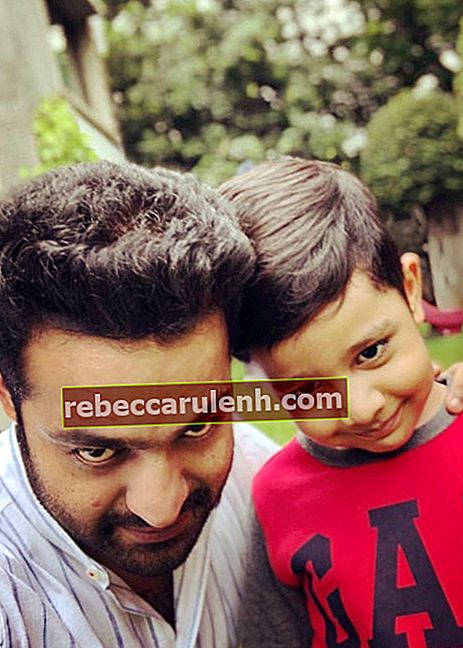 Jr. NTR come si vede in un selfie scattato con suo figlio Abhay Ram Nandamuri nel luglio 2018