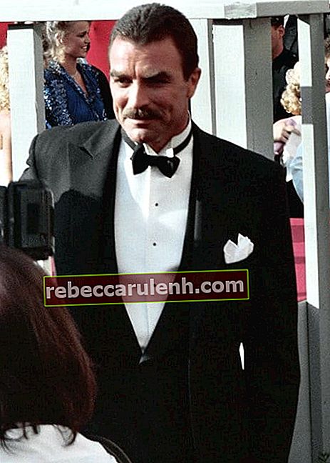 Том Селек на червения килим на 60-те годишни награди на Оскар през февруари 2013 г.