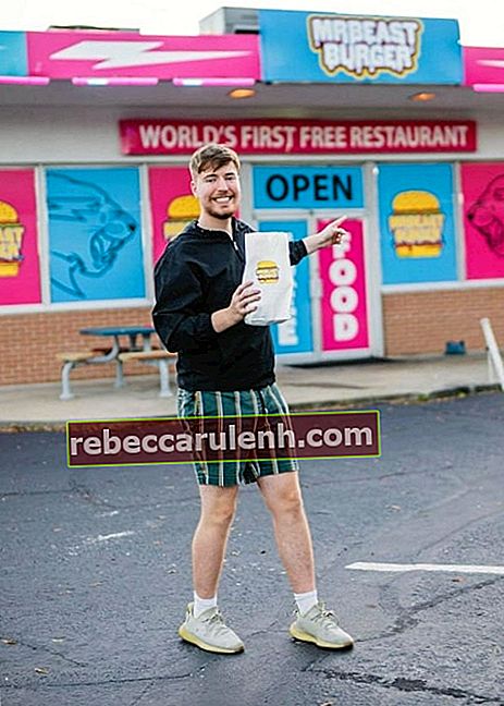 MrBeast, както се вижда на снимка, направена пред ресторанта му MrBeast Burger през декември 2020 г.