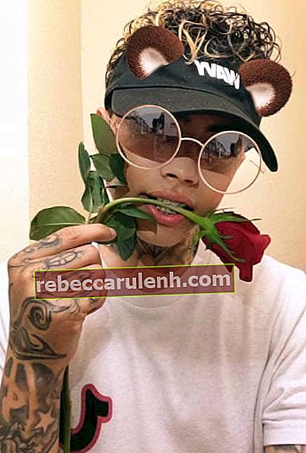 Frimzy offrant une rose rouge dans une photo de juin 2017