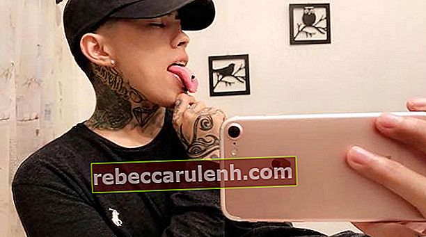 Frimzy montrant son piercing à la langue en mai 2017 selfie