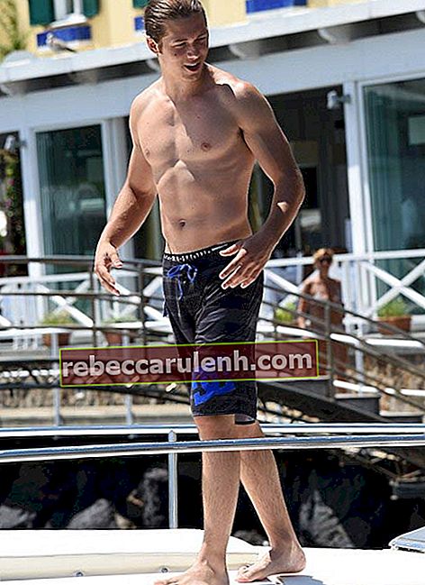 Лео Хауърд празник на тялото без тениска италиански остров Ишия юли 2014 г.