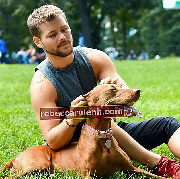 Drew Lynch avec son chien vu en septembre 2019